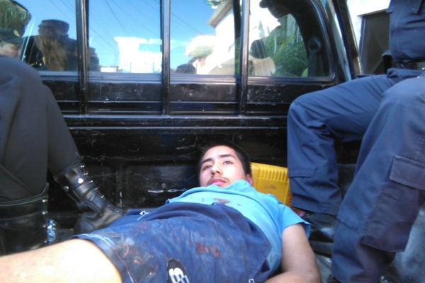 Carlos Gafet Alfaro López, de 18 años, le clavó un cuchillo en el cuello a su padre, en Villalobos 2, zona 12. (Foto Prensa Libre: PNC)<br _mce_bogus="1"/>