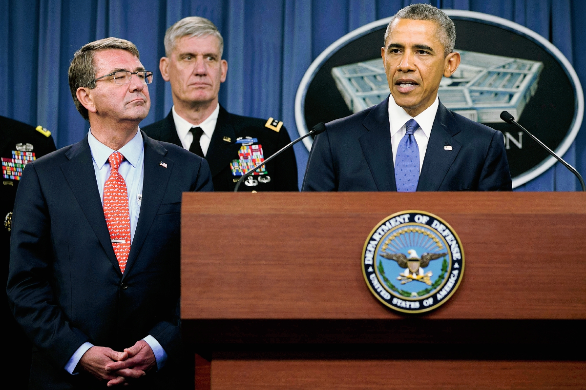 El presidente Barack Obama, (derecha), habla en el Pentágono lo acompañan el secretario de Defensa Ash Carter (izquierda y David Rodriguez, comandante de Estados Unidos para África y Asia (centro). (Foto Prensa Libre: AP).