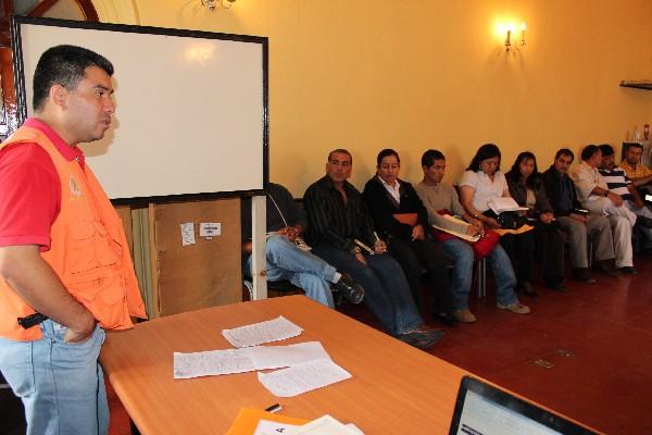 Jorge Méndez, de la Conred,  coordina acciones en el COE, en Huehuetenango.