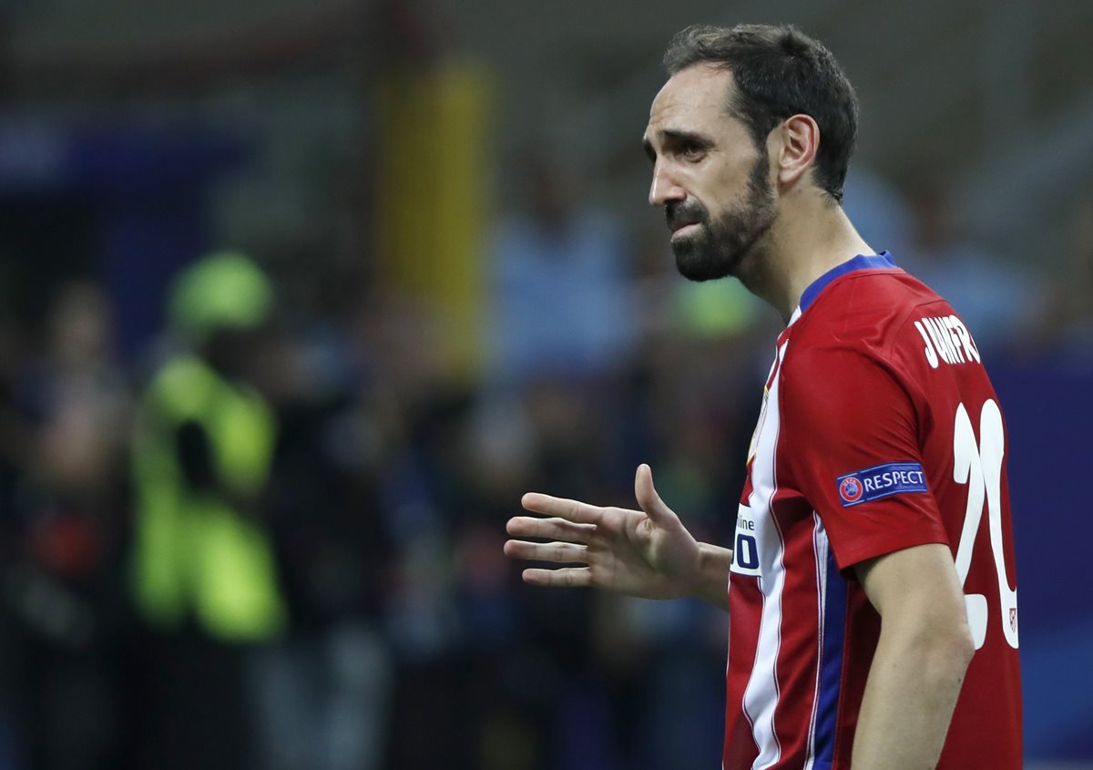 Juanfran lloró, por segunda vez, una final de Champions perdida frente al Real Madrid. (Foto Prensa Libre: EFE)