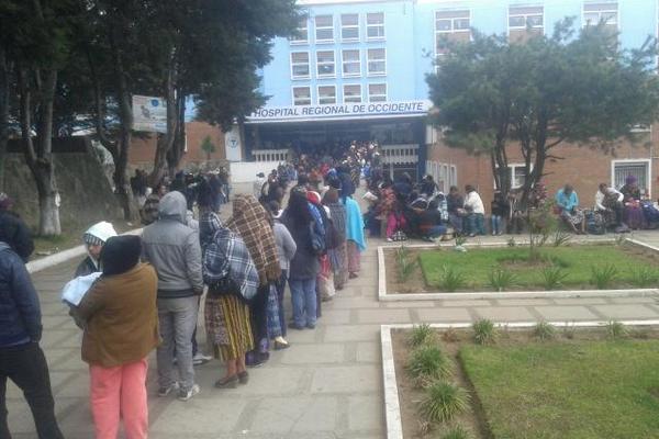 Decenas de pacientes hacen cola frente a la consulta externa del Hospital Regional de Occidente con la intención de recibir atención. (Foto Prensa Libre: Carlos Ventura) <br _mce_bogus="1"/>