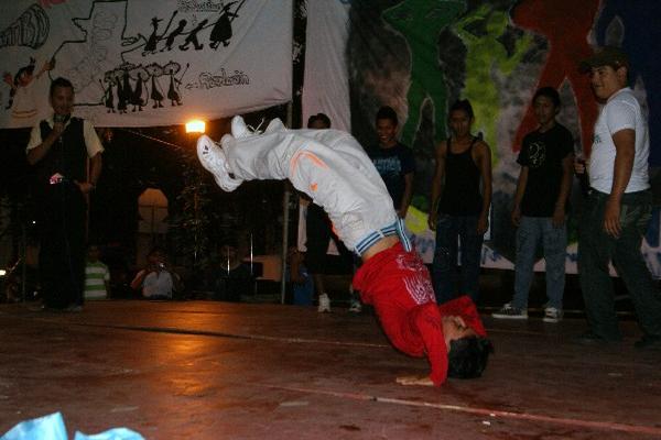 Un JOVEN ejecuta una rutina de danza   durante la celebración del  primer festival Expresión Juvenil, en Retalhuleu.