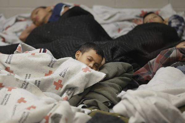 Los infantes duermen entre espacios pequeños para no sentir frío.  (Foto Prensa Libre: Canal 15)