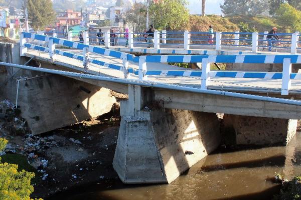 puente de ingreso a Olintepeque está en desuso desde el 2011. El paso antiguo, a un lado,  está dañado. (Foto Prensa Libre. Carlos Ventura)