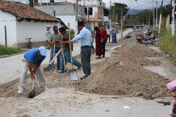 Vecinos efectúan trabajos en el sector Cementerio Los Olivos.