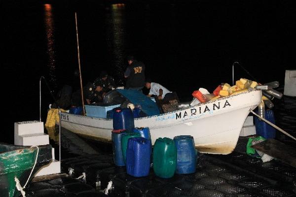 Lancha tipo tiburonera es remolcada hacia Puerto San José.