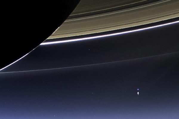 Imagen de la Nasa que muestra una escena capturada por la sonda Cassini que muestra una imagen curiosa en la que aparecen los anillos de Saturno y la Tierra a lo lejos. (Foto Prensa Libre: EFE)