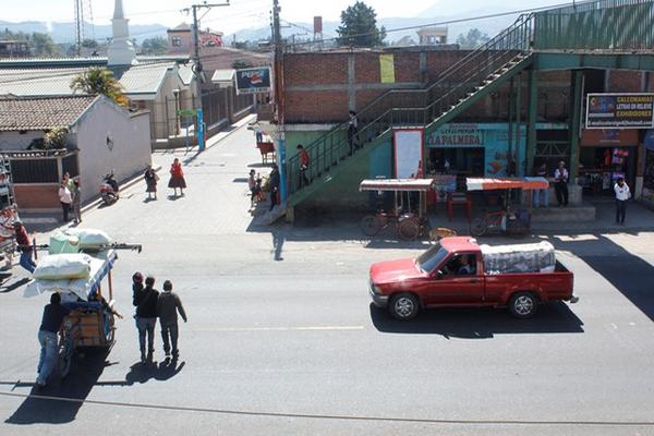 Pasarela ubicada  en El Tejar, Chimaltenango,  no es utilizada por muchos vecinos, lo que ha dado lugar a que algunos hayan sido arrollados. (Foto Prensa Libre: Víctor Chamalé)