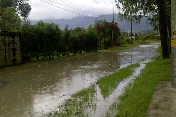 Calles inundadas en la zona 8 en la cabecera departamental de Huehuetenango. (Foto Prensa Libre: Mike Castillo)<br _mce_bogus="1"/>