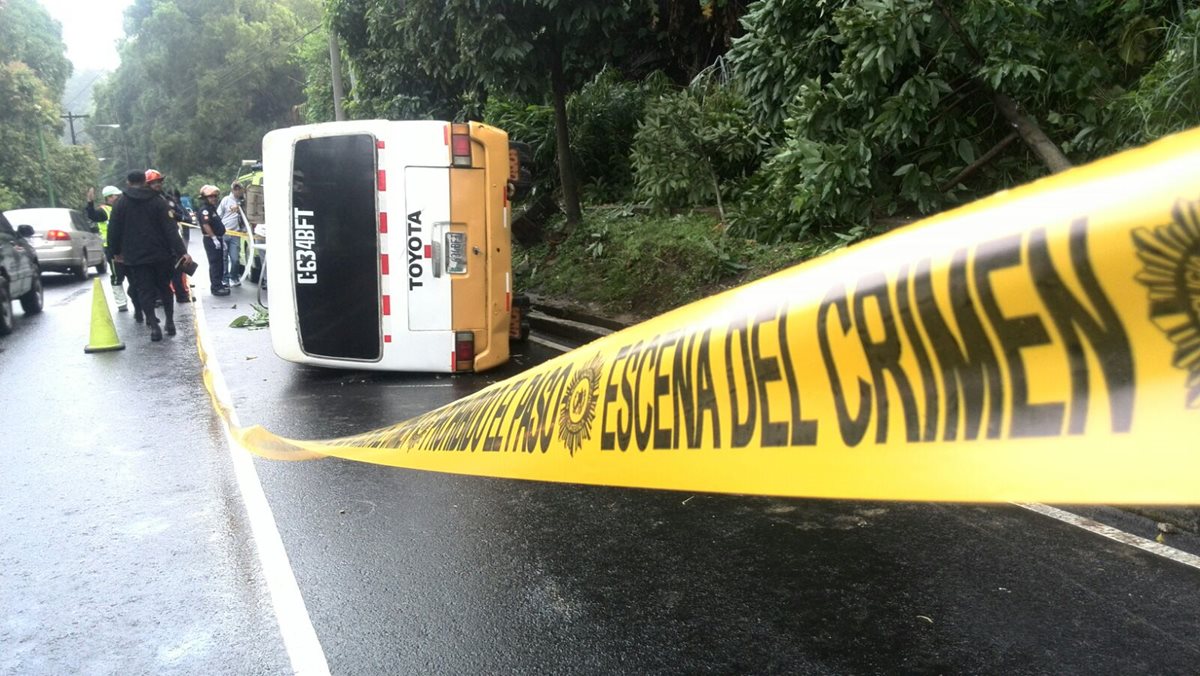 Un piloto muerto y un pasajero herido resultado de ataque contra bus en zona 16. (Foto Prensa Libre: É Ávila)