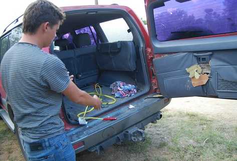 El conductor hondureño de la camionetilla muestra el daño que le hicieron a este, los tripulantes de la autopatrulla que los asaltó. (Foto Prensa Libre: Víctor Chamalé)