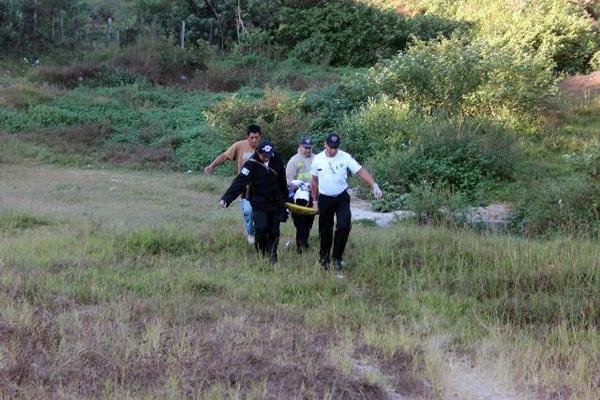 Un joven fue atacado con machete en un terreno de la colonia Linda Vista, Jalapa. (Foto Prensa Libre: Hugo Oliva)