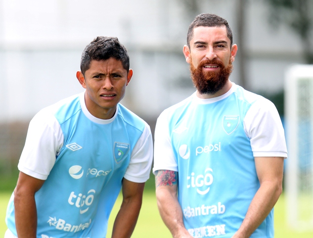 Jean Márquez -d- junto a Cuilapa Mejía, durante el entrenamiento de la Sele. (Foto Prensa Libre: Edwin Fajardo)