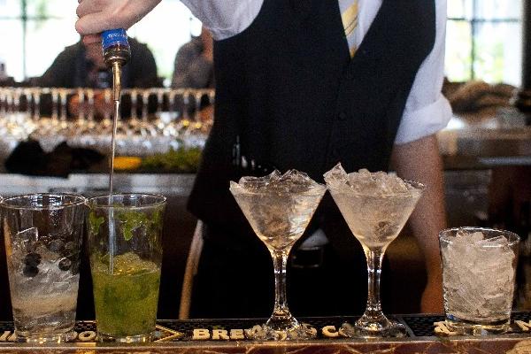 En un restaurante de San Francisco, California, un bartender prepara bebidas alcohólicas (Foto Prensa Libre: AP)