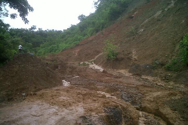 Las fuertes lluvian han provocado grandes derrumbes en la ruta del Polochic, Alta Verapaz. (Foto Prensa Libre: Eduardo Sam)<br _mce_bogus="1"/>