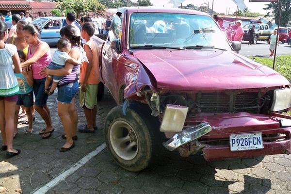 Uno de los vehículos involucrados en el accidente. (Foto Prensa Libre: Rolando Miranda)<br _mce_bogus="1"/>