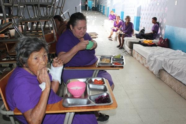 Pacientes de  la sala de cirugía fueron instaladas en uno de los  corredores, ya que  esa sección está llena. (Foto Prensa Libre: Oswaldo  Cardona)