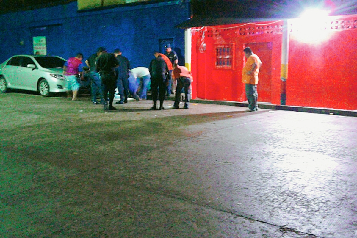 Agentes de  la PNC examinan el área donde sujetos desconocidos dispararon contra la vivienda del alcalde de Pajapita, San Marcos. (Foto Prensa Libre: Alexander Coyoy)