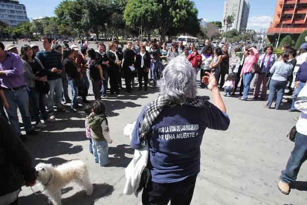 Una participante de la Caminata del Silencio insta a guatemaltecos a involucrarse y pedir protección para la mujer por parte del Estado.