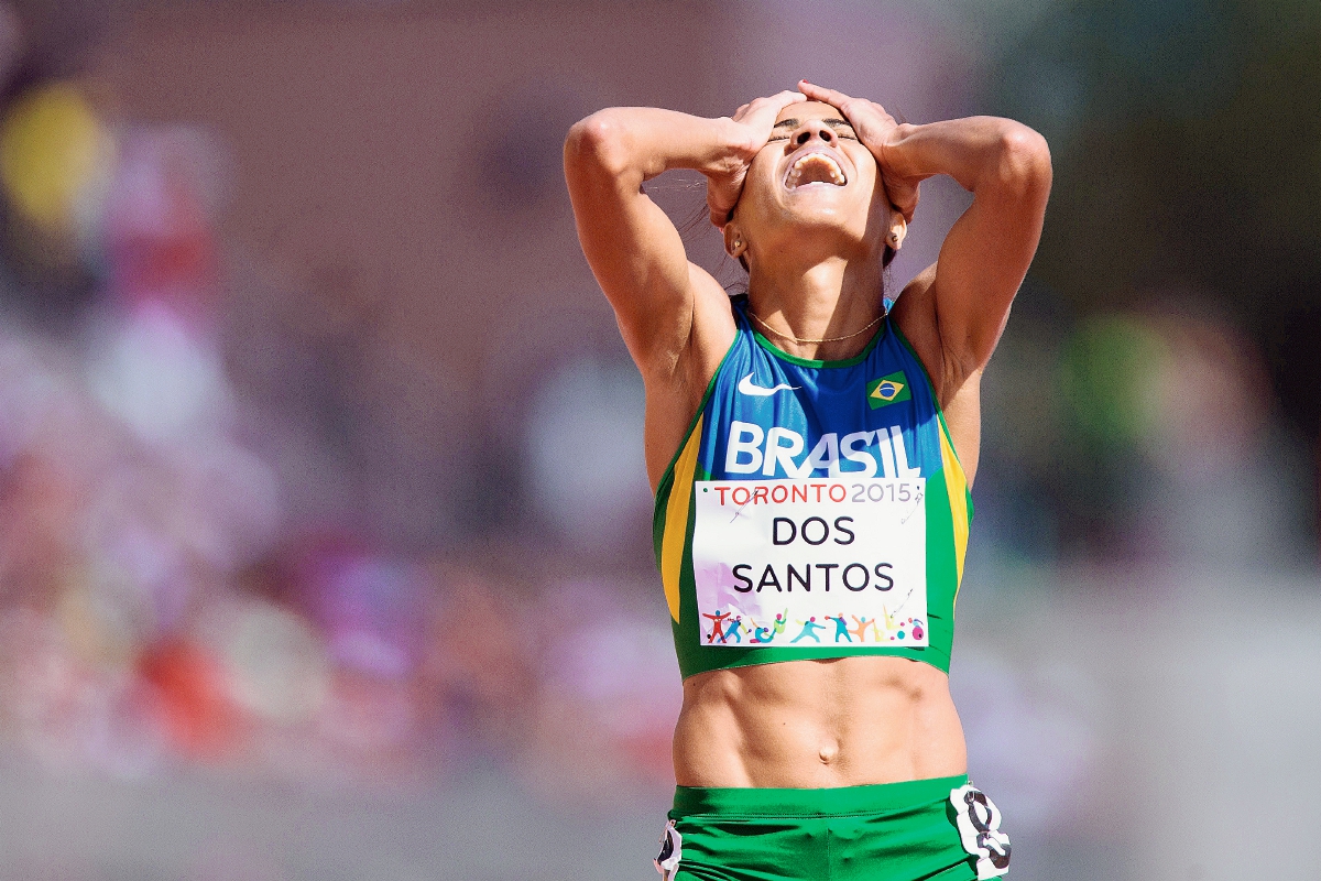 Juliana Dos Santos celebra al imponerse en los 5 mil metros. (Foto Prensa Libre: AFP)