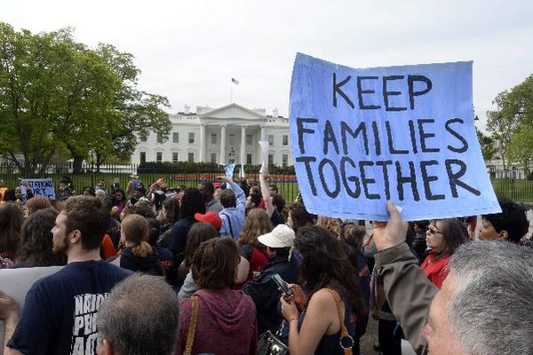 Varias personas se manifiestan mostrando pancartas en las que se puede leer Mantener las familias juntas en contra de las deportaciones a las afueras de la Casa Blanca en Washington DC (Foto Prensa Libre: EFE)