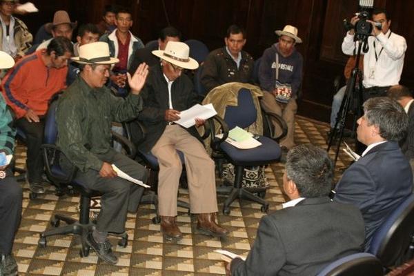 Pobladores se reunieron con representantes de la Comisión de Pueblos Indígenas. (Foto Prensa Libre: Congreso)