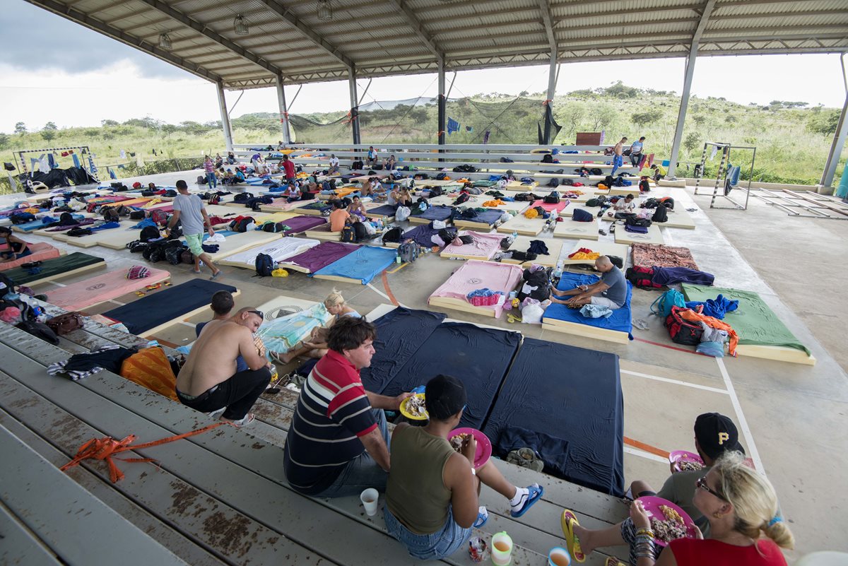 <span class="hps">Varios cubanos permanecen en</span><span class="hps"> un albergue</span> <span class="hps">en La Cruz</span><span>, Guanacaste</span><span>, Costa Rica,</span> <span class="hps">cerca de la frontera</span> <span class="hps">con Nicaragua.</span> (Foto Prensa Libre: AFP)