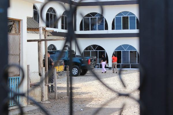 Guardias de seguridad del edificio cerraron las puertas de acceso e impidieron que entrara el público. (Foto Prensa Libre: Oswaldo Cardona)<br _mce_bogus="1"/>