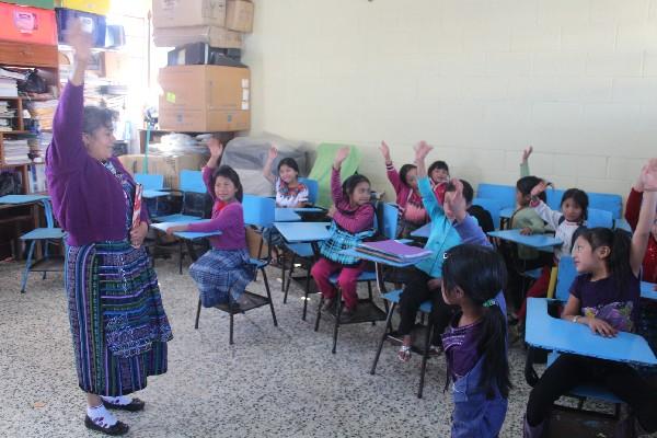 Niños de    escuela de la aldea   Los Cipresales