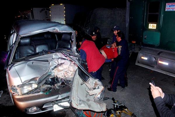 Socorristas rescatan a uno de los heridos en el accidente ocurrido en El Tejar, Chimaltenango. (Foto Prensa Libre: Víctor Chamalé) <br _mce_bogus="1"/>