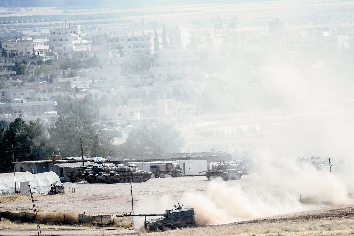 Vehículos del Ejército turco se movilizan en un camino de tierra cercana con Kobane, Siria. (Foto Prensa Libre. AFP).