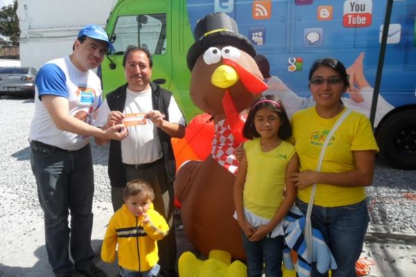 Una familia que ganó un pavo en la Lotería Navideña de Prensa Libre muestra el vale con el que puede cangearlo. (Prensa Libre)<br _mce_bogus="1"/>