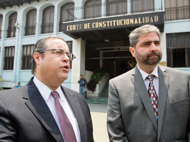 José González campo y Roberto Ardón, directivos de Cacif, a la salida de la CC. (Foto Prensa Libre: Erick Avila)