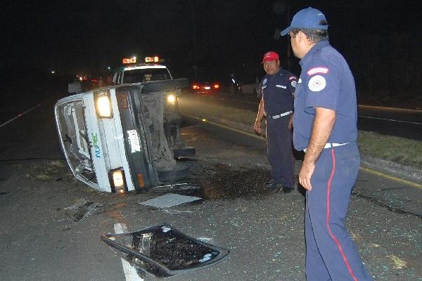 El auto    quedó volcado en la carretra, en  El Tejar.