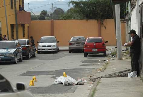 MP busca evidencias en la escena del triple crimen. (Foto Prensa Libre: Estuardo Paredes)