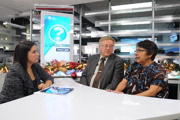 El médico Henry Briones e Irma Alborez de Díaz —ambos a la derecha— conversan con la periodista Pamela Saravia, durante el programa en línea El Consultorio.