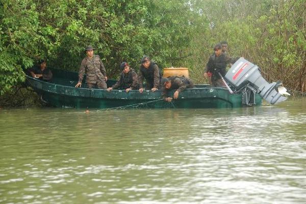 Soldados buscan a dos compañeros que cayeron al río La Pasión, Petén. (Foto Prensa Libre: Rigoberto Escobar)<br _mce_bogus="1"/>