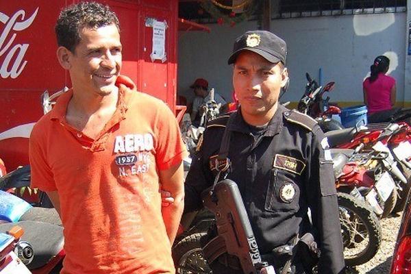 Agente de la PNC traslada a César Amílcar Barrios a la cárcel de Coatepeque. (Foto Prensa Libre: Alexander Coyoy)