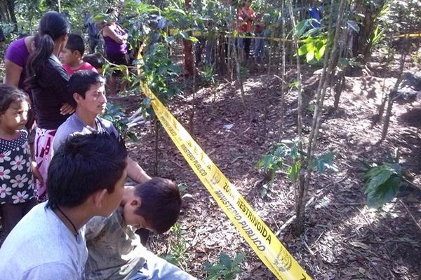 Vecinos observan el cadáver de Francisco Suazo Morales, quien murió baleado, en Santa Cruz Naranjo. (Foto Prensa Libre: Oswaldo Cardona)