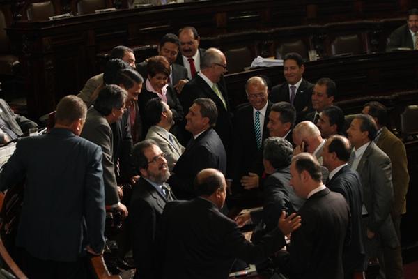 Diputados bromean durante la conformación del cuórum. (Foto Prensa Libre: Erick Avila)<br _mce_bogus="1"/>