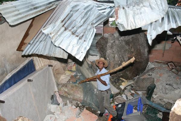 Wilson Chun agradece que su familia está bien, aunque una roca destruyó su vivienda.