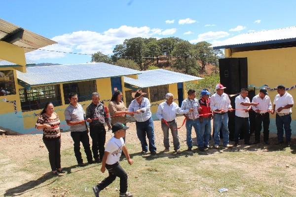 Padres de familias, autoridades municipales y del Codede, durante acto de inauguración de escuela.