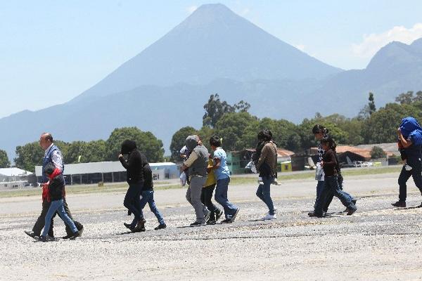 A la fuerza área llegan los deportados de Estados Unidos y México. (foto Prensa Libre: Archivo)