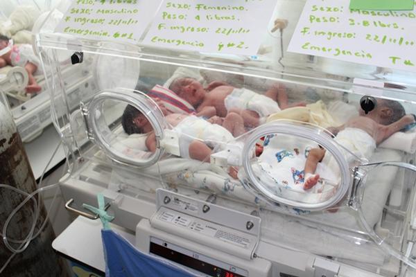 Los tres recién nacidos fueron remitidos al Hospital Nacional de Jutiapa, ya que el parto múltiple fue atendido por una comadrona. (Foto Prensa Libre: Oscar González)<br _mce_bogus="1"/>