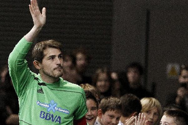 Casillas saluda tras ser aplaudido ayer por los niños de los equipos, momentos antes de comenzar el encuentro  "Partido por la ilusión". (Foto Prensa Libre: EFE)