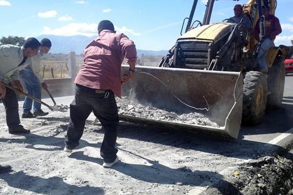 Trabajadores de  Caminos retiran túmulos en  Poza Verde,  San Manuel Chaparrón, Jalapa. (Foto Prensa Libre: Hugo Oliva)