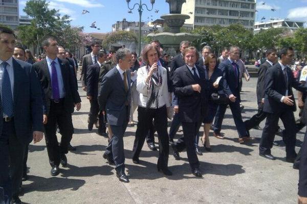 La Reina Sofía de España camina por la Plaza de la Constitución. (Foto Prensa Libre: Geovanni Contreras)