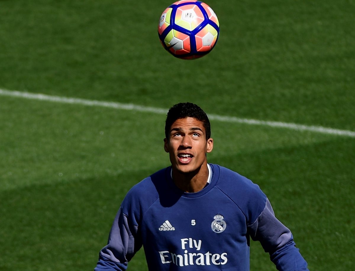 Varane ha sufrido varias lesiones en los últimos meses que han perjudicado su nivel futbolístico. (Foto Prensa Libre: AFP)