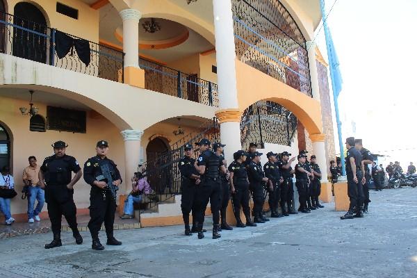 Agentes  de la Policía  Nacional  Civil custodian el edificio  municipal  de San Gabriel, Suchitepéquez, en  prevención    de disturbios.