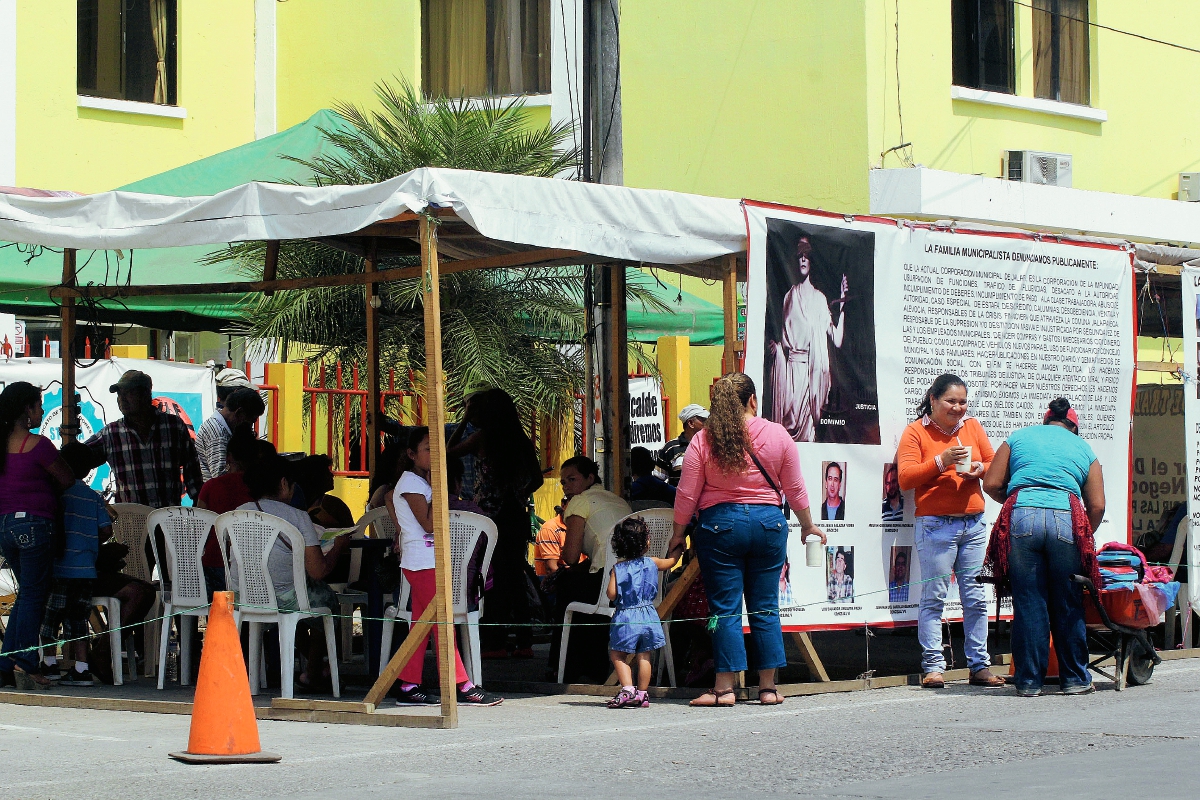 Parte del grupo de empleados que deberá ser instalado en la Municipalidad de Jalapa. (Foto Prensa Libre: Hugo Oliva)